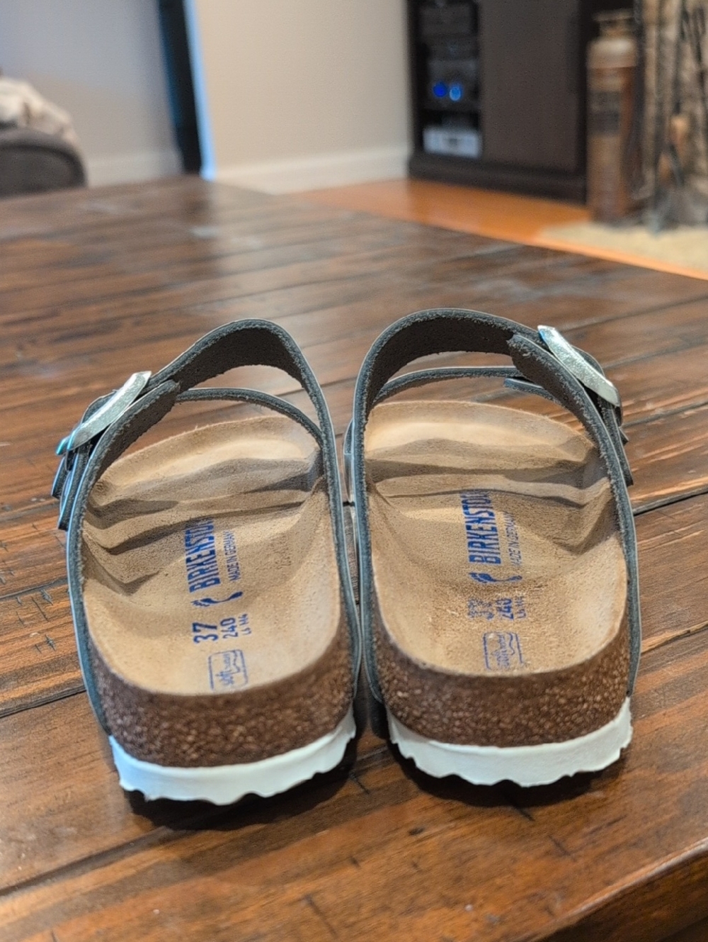 Birkenstock Arizona Metallic Silver Soft Footbed Narrow Width 37 Like New - Picture 8 of 13